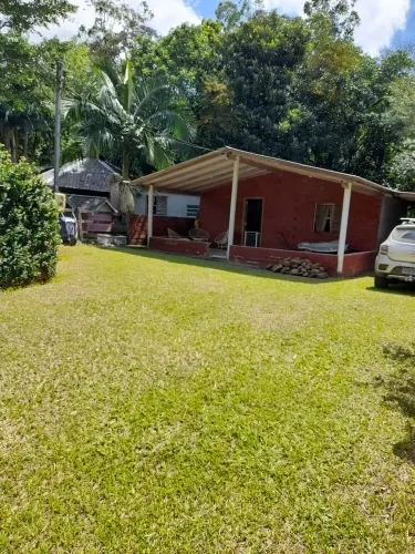 Casa na beira do rio em Maquiné