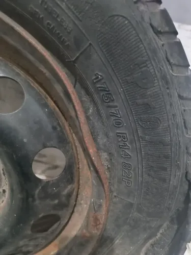 Vende-se um pneu com aro 14 tem que trocar só o pneu 150$