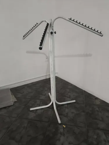 Arara de chão com 4 braços regulável