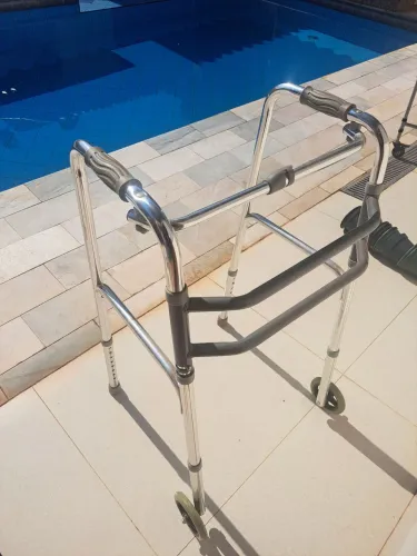 Andador para idoso, de alumínio e dobrável 