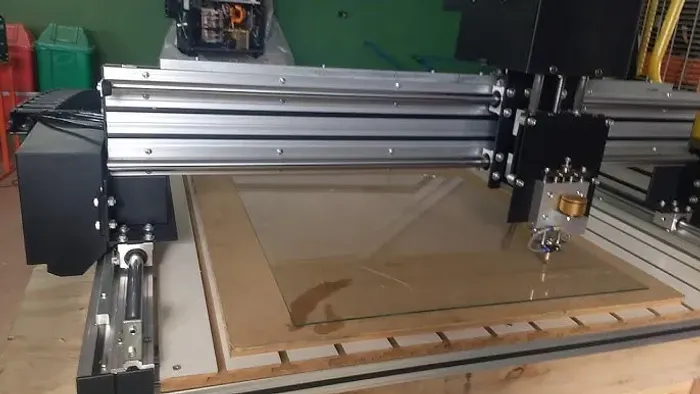 Maquina CNC para corte personalizados em vidros e espelhos