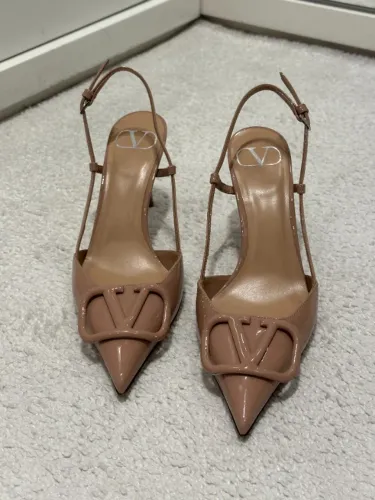 Scarpin Valentino Garavani VLogo Nude Verniz Salto Médio 35