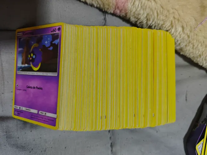 Cartas pokémon originais de borda amarela.