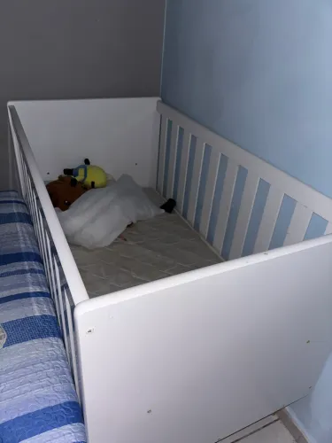 Berço para bebê branco em bom estado acompanhado com o colchão