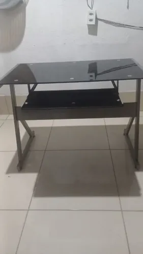 Mesa com tampo de vidro