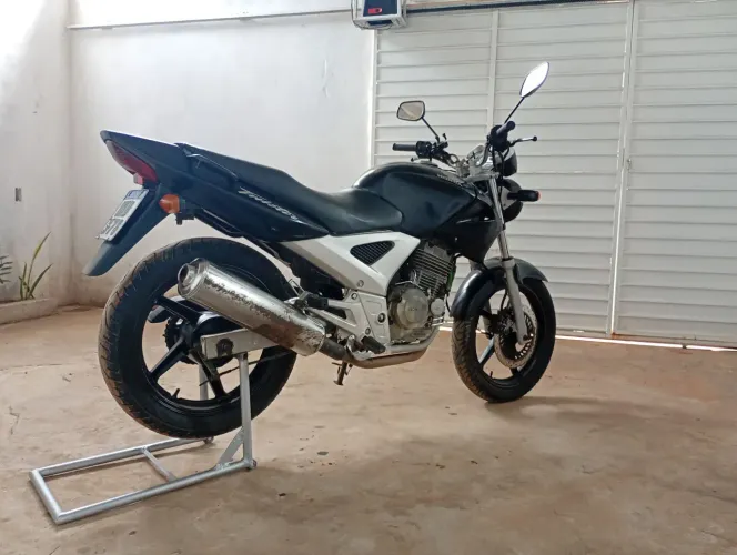CBX Twister 2004 em dia.