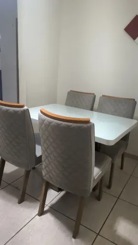 1 mesa com 4 cadeiras 