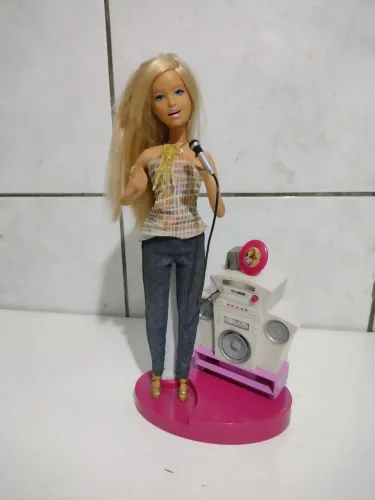 Boneca Barbie que canta e mexe a boca