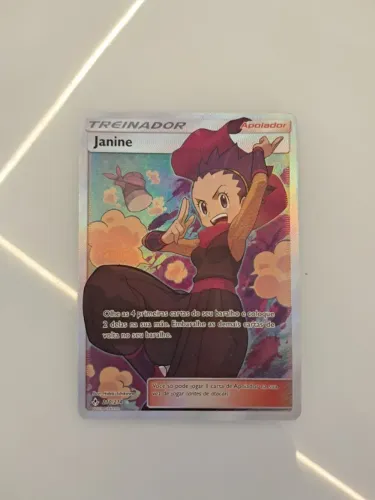 Carta Pokémon Janine Full Art 210/214 - Elos Inquebráveis (Original)