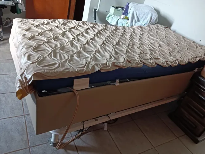 Cama hospitalar articulada + colchões