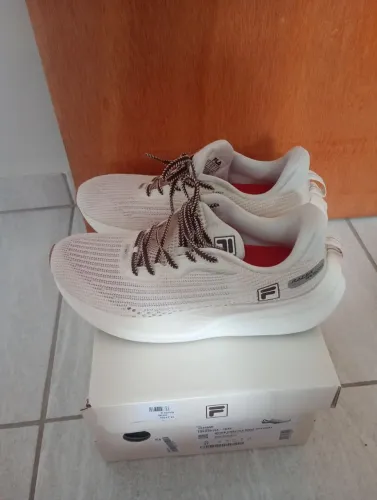 Vendo tênis Fila Racer Speedzone,ideal para caminhadas e corridas.
