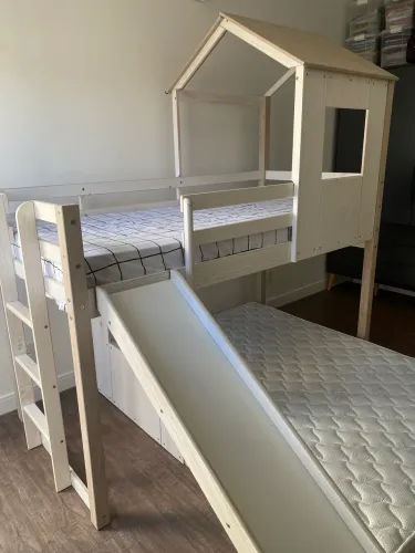 Beliche com cama casal montessoriana e escorregador