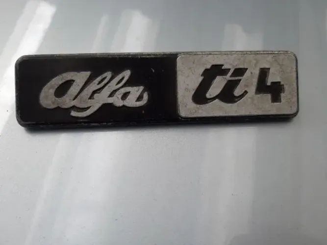 Emblema antigo tampa traseira Alfa Romeo