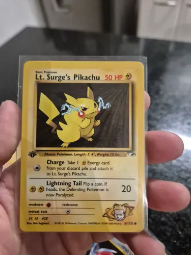 Carta Pokémon Lt. Surge's Pikachu 1ª Edição - Gym Heroes Original Inglês