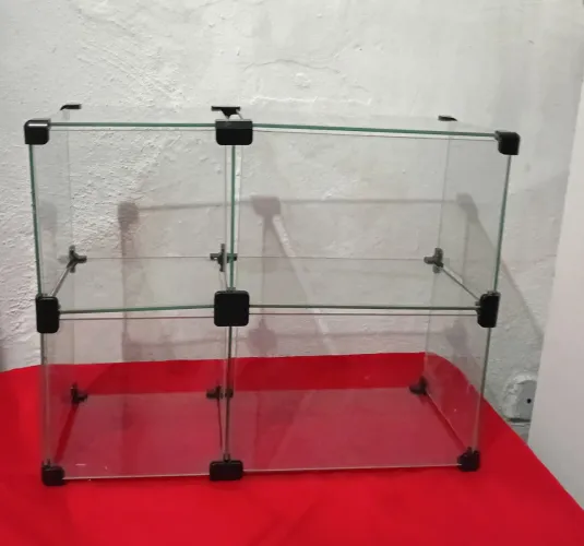 MOSTUARIO DE VIDRO. USADO BOM. TAMANHO 53 X 42. CM. COM 4 DIVISÓRIA R$ 150
