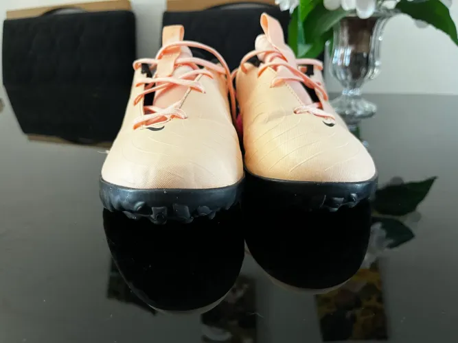 Chuteira Nike Phantom GX Academy Dynamic Fit TF Society