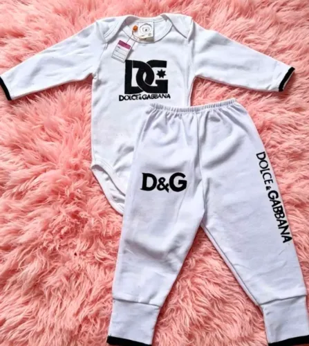 Conjunto roupinha para bebe tamanho único Dolce Gabana .vendo  Junto ou separado 