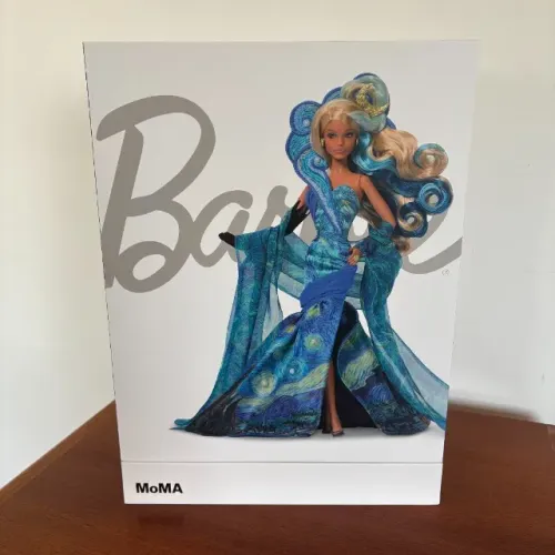 Barbie MoMa x Vincent Van Gogh (Lacrada)(leves avarias na caixa)