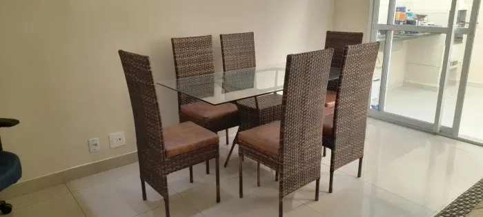 MESA DE VIDRO DE FIBRA SINTÉTICA COM 6 CADEIRAS