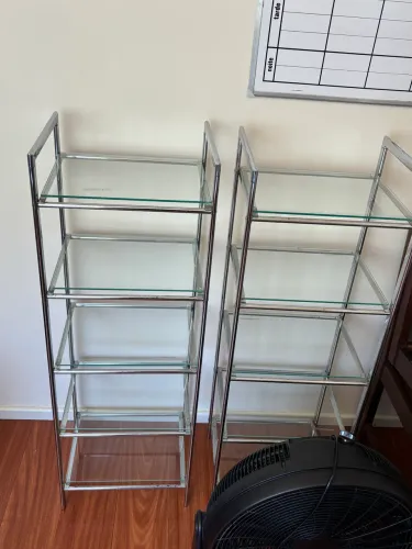 par de estante de vidro