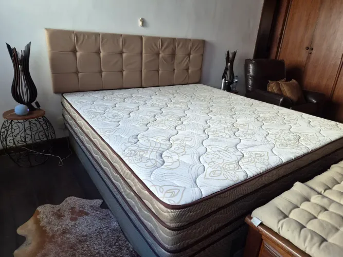 CAMA BOX KING COM COLCHAO E CABECEIRA. PERFEITO ESTADO. SEM MANCHAS.
