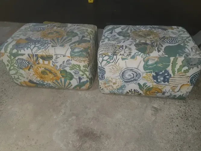 Dois Puffs Estofados 100% espuma