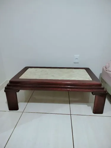 Mesa de centro madeira com tampo em mármore