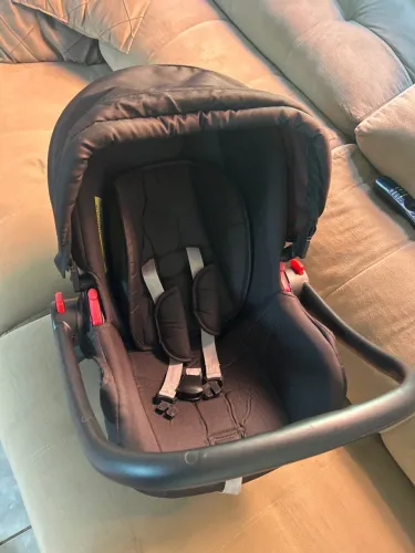 Vende bebê conforto semi novo 