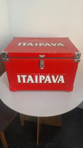 Caixa termica de metal com opção de por cadeado.