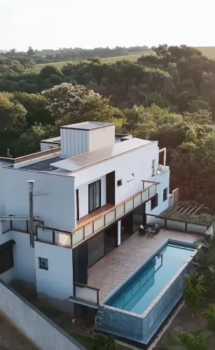 Casa alto padrão em meio a natureza