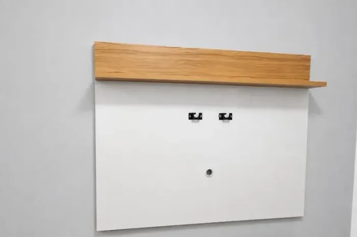 VENDO PAINEL DE TV/ ARMARIO PARTE DE CIMA/MESA COM 4 CADEIRAS 