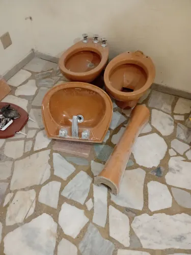 Vendo conjunto de vaso , pia com bicas, e bidê marca.celite cor marrom 