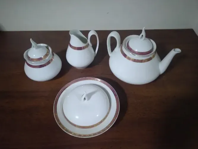 jogo antigo de 4 peças de porcelana branca com borda dourada marca Real