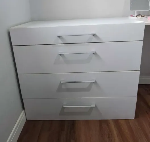 Cômoda Etna branca 4 gavetas - moderna e espaçosa