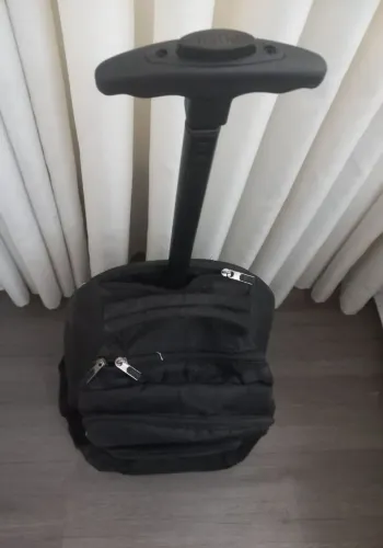 OPORTUNIDADE!! MOCHILA PRETA CLIO STYLE