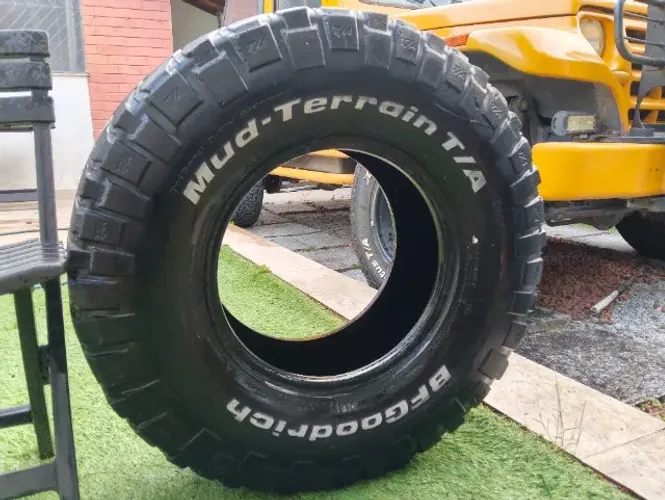 Pneu Pirelli Scorpion Mud 33 12.5 R15 em Bertioga