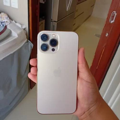iPhone 13 Pro Max dourado