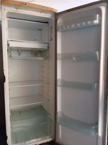 Vendo geladeira em ótima condição boa pra uso