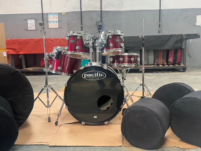 Bateria DW PACIFIC extremamente nova com case!!!