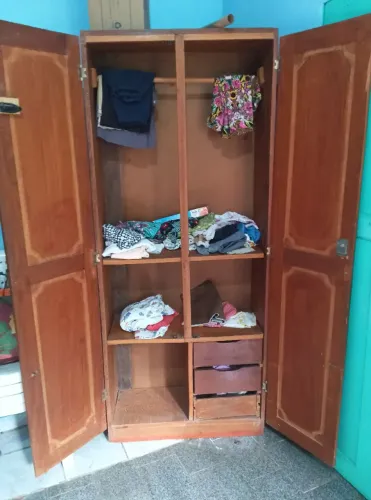 Vendo guarda-roupa em madeira rústica de solteiro duas portas com três gavetas e cabide