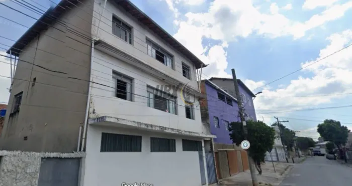 Excelente prédio com 3 moradias mais casa nos fundos!