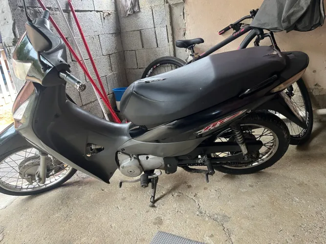 Vende-se Honda Biz 125 tudo em dia,está no meu nome chamar se tiver realmente interessado