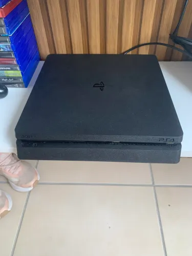 PS4 Slim 1TB MUITO CONSERVADO