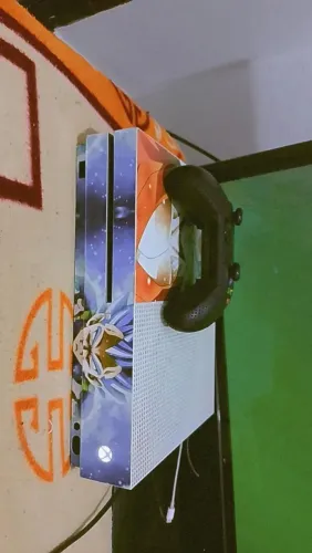XBOX ONE S 1TB ZERADO E ADESIVADO