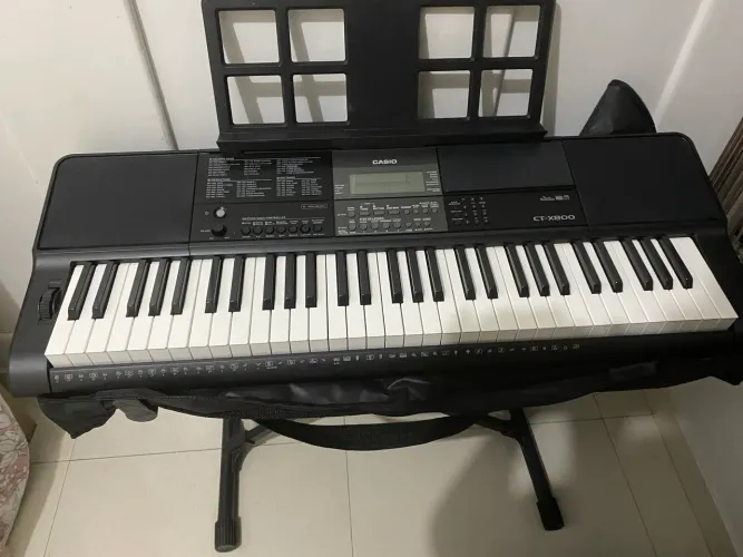 Teclado Casio CT-X800 + Capa de transporte, capa plástica, suporte teclado e partitura 