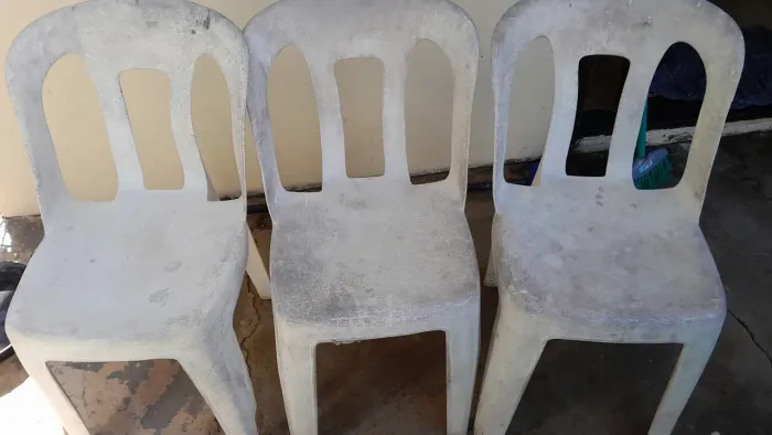 3 cadeiras plástico para criança por 40.00