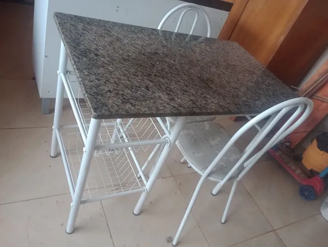 Mesa de mármore com fruteira 