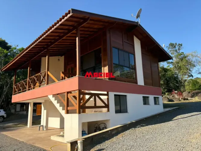 Sítio em Monteiro Lobato! Casa de madeira com 2 quartos / 2 suítes / área gourmet
