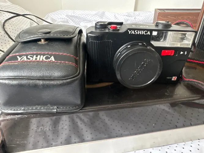 Máquina fotográfica Yashica MF-3