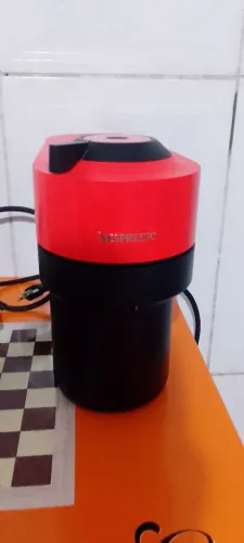 cafeteira elétrica Nespresso Vertuo Pop na cor vermelho pimenta